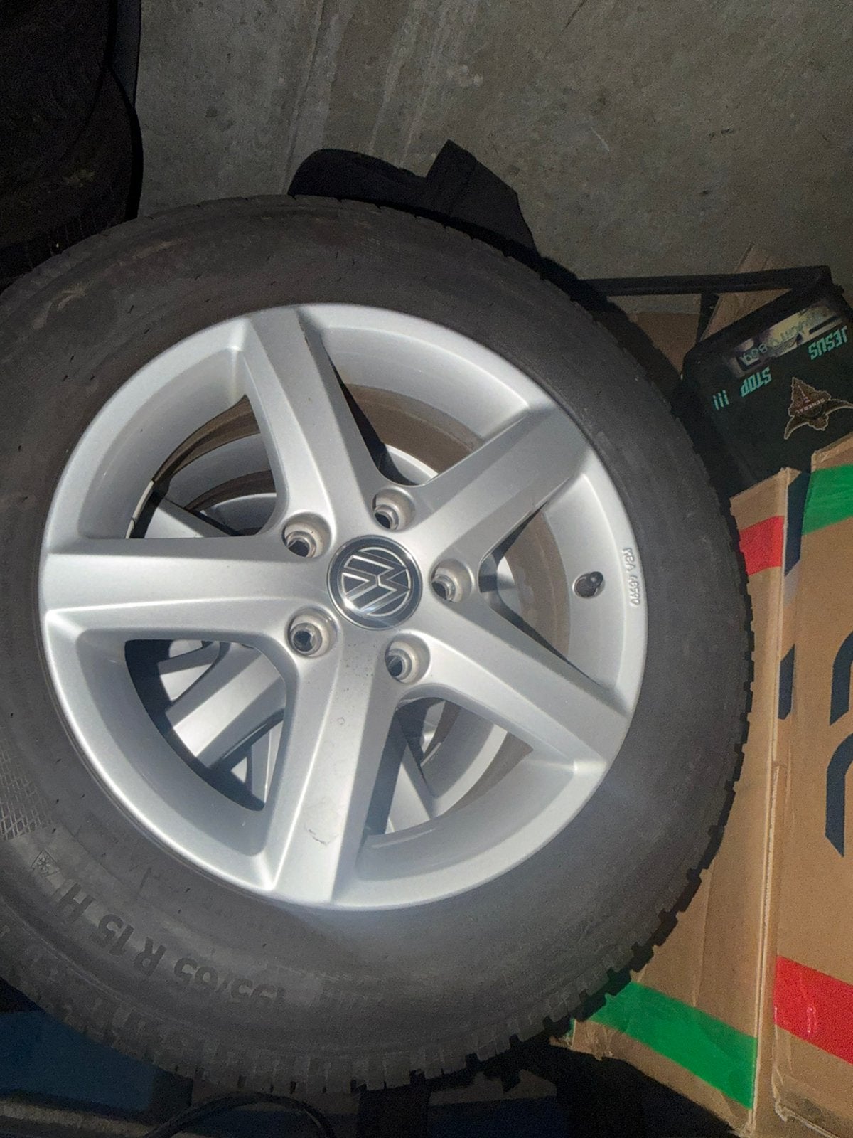 15inch volkswagen wielen met winterbanden, Auto diversen, Ophalen