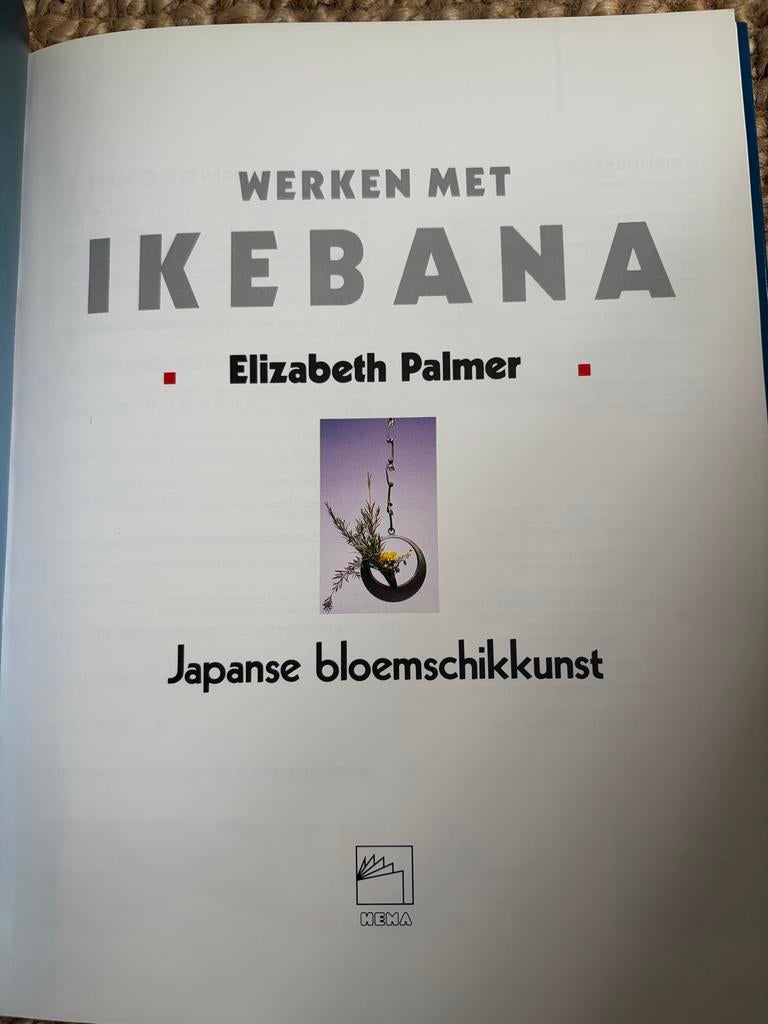 Werken met Ikebana: Japanse bloemschikkunst - Elizabeth Palm, Ophalen of Verzenden, Zo goed als nieuw, Overige onderwerpen