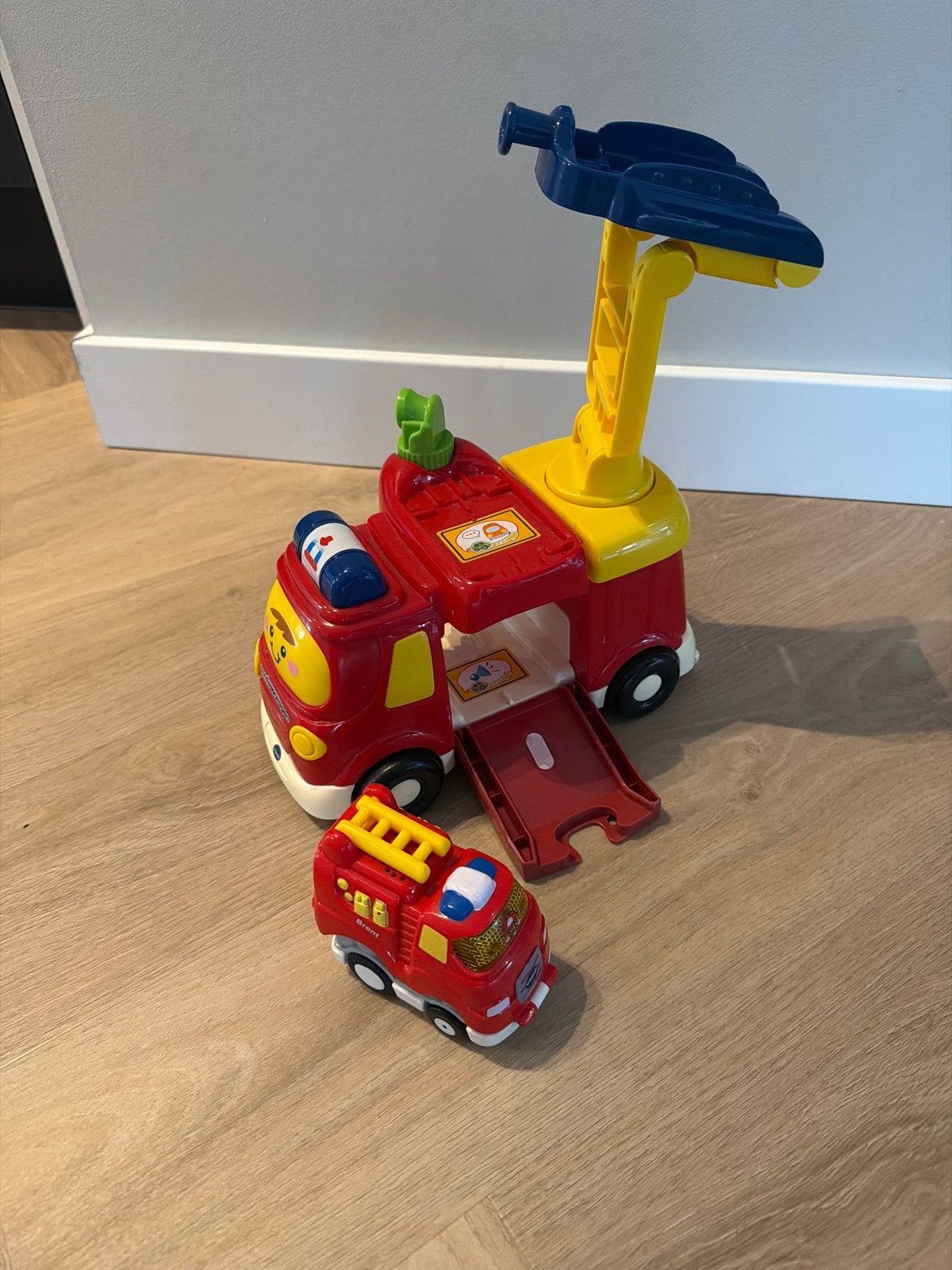 VTech Toet Toet Auto's Brandweerauto met kleine auto, Ophalen of Verzenden, Gebruikt