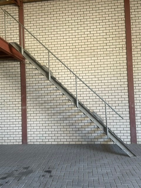stalen steektrap, Doe-het-zelf en Verbouw, Ladders en Trappen, Ophalen, Zo goed als nieuw, Trap, 2 tot 4 meter