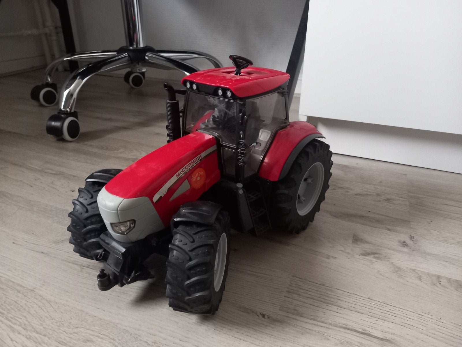 Rode McCormick tractor speelgoedmodel, Ophalen, Gebruikt