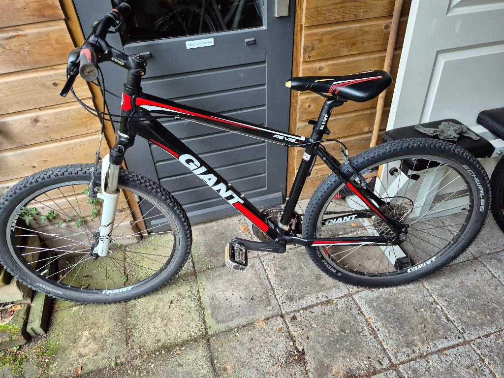 : Giant Revel mountainbike in zwart/rood. Framemaat M, Gebruikt, Hardtail, Trommelrem, Ophalen