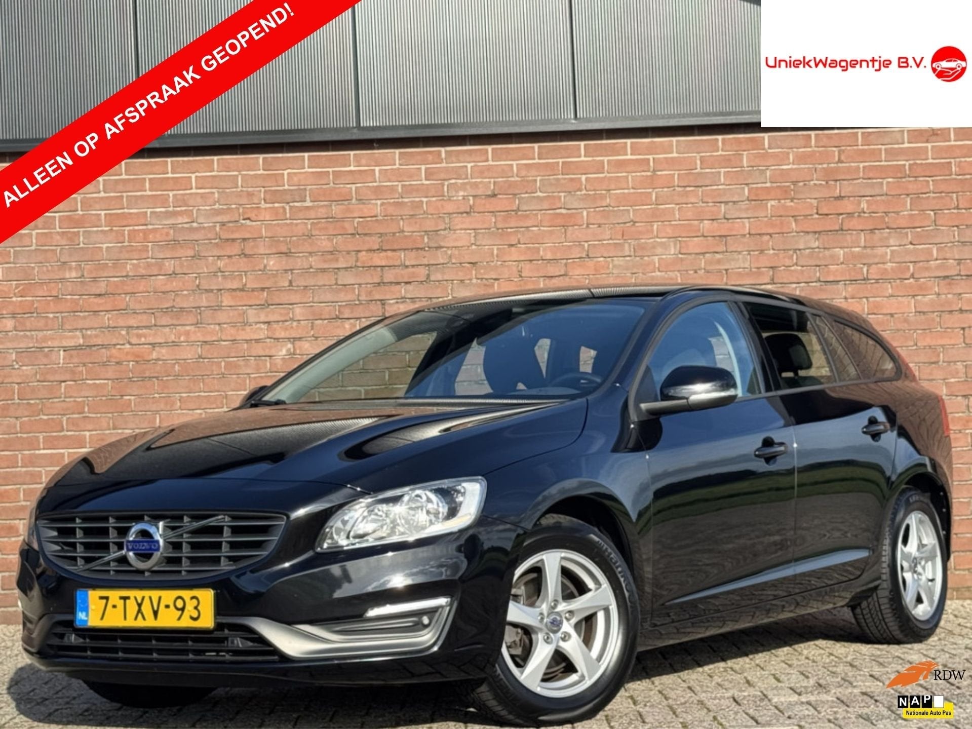 Volvo V60 1.6 T3 MOMENTUM | NL-AUTO! | NAVI! | CRUISE!, Auto's, Voorwielaandrijving, Gebruikt, Zwart, 4 cilinders