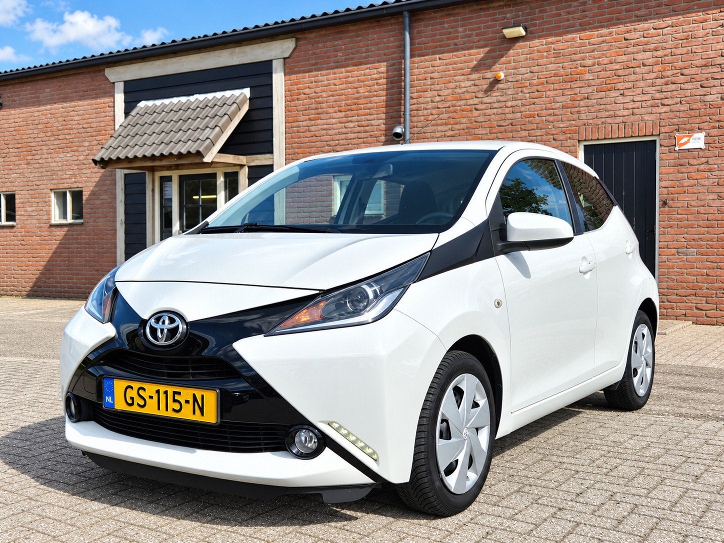 Toyota Aygo 1.0 12V Vvt-i Ddrs 2015 Wit I Camera I CV I, Voorwielaandrijving, Stof, 4 stoelen, Wit