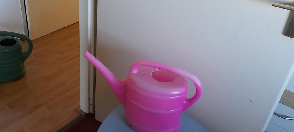 Roze gieter, Ophalen