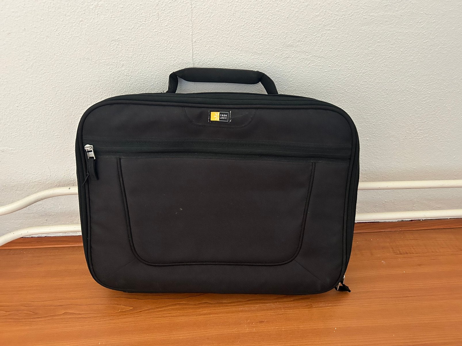 Zwarte laptop tas , Case Logic, Gevoerd laptopvak, 17 inch of meer, Ophalen of Verzenden, Zo goed als nieuw
