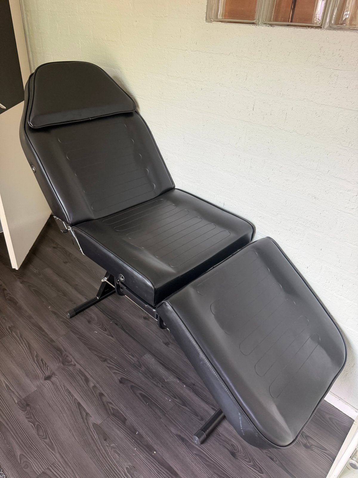 Zwarte tattoo behandelstoel/massagestoel met armsteunen, Ophalen, Kunststof, Gebruikt, Zwart