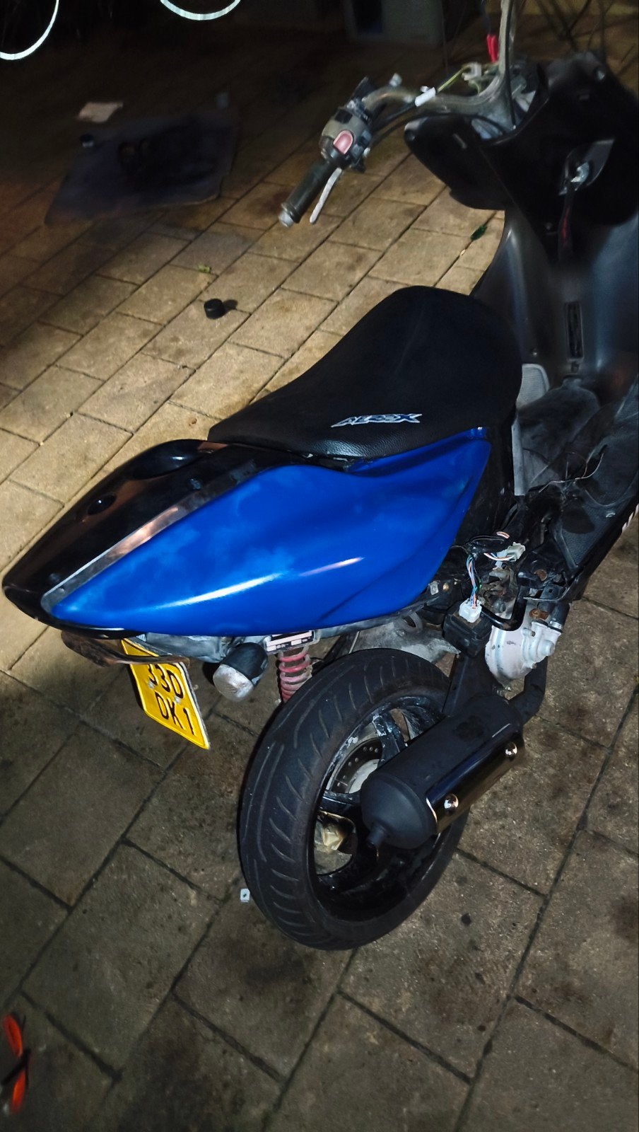 Yamaha aerox - met tuning - 7000km, Fietsen en Brommers, Tweetakt, Aerox, Maximaal 45 km/u, Ophalen of Verzenden