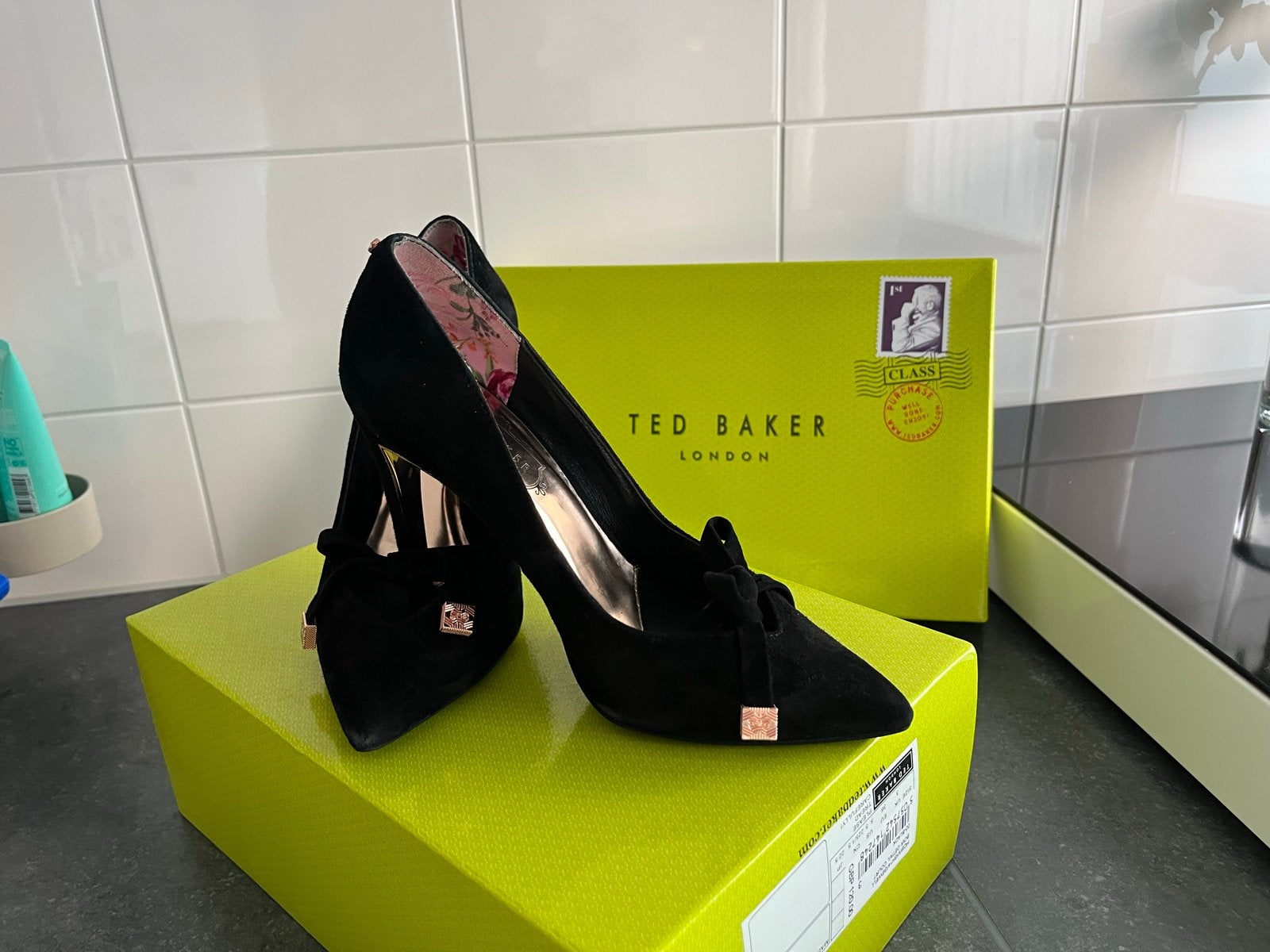 Ted Baker London Pumps - Zwart Suède met Strikdetail, Kleding | Dames, Ophalen, Zo goed als nieuw, Zwart, Pumps