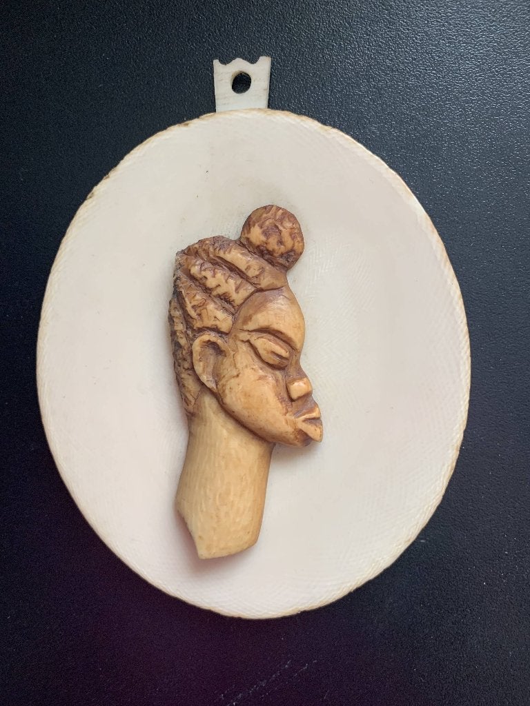 Medaillon uit kostbaar materiaal, Antiek en Kunst, Kunst | Niet-Westerse kunst, Afrika, Ophalen of Verzenden, Sieraad, Overige materialen