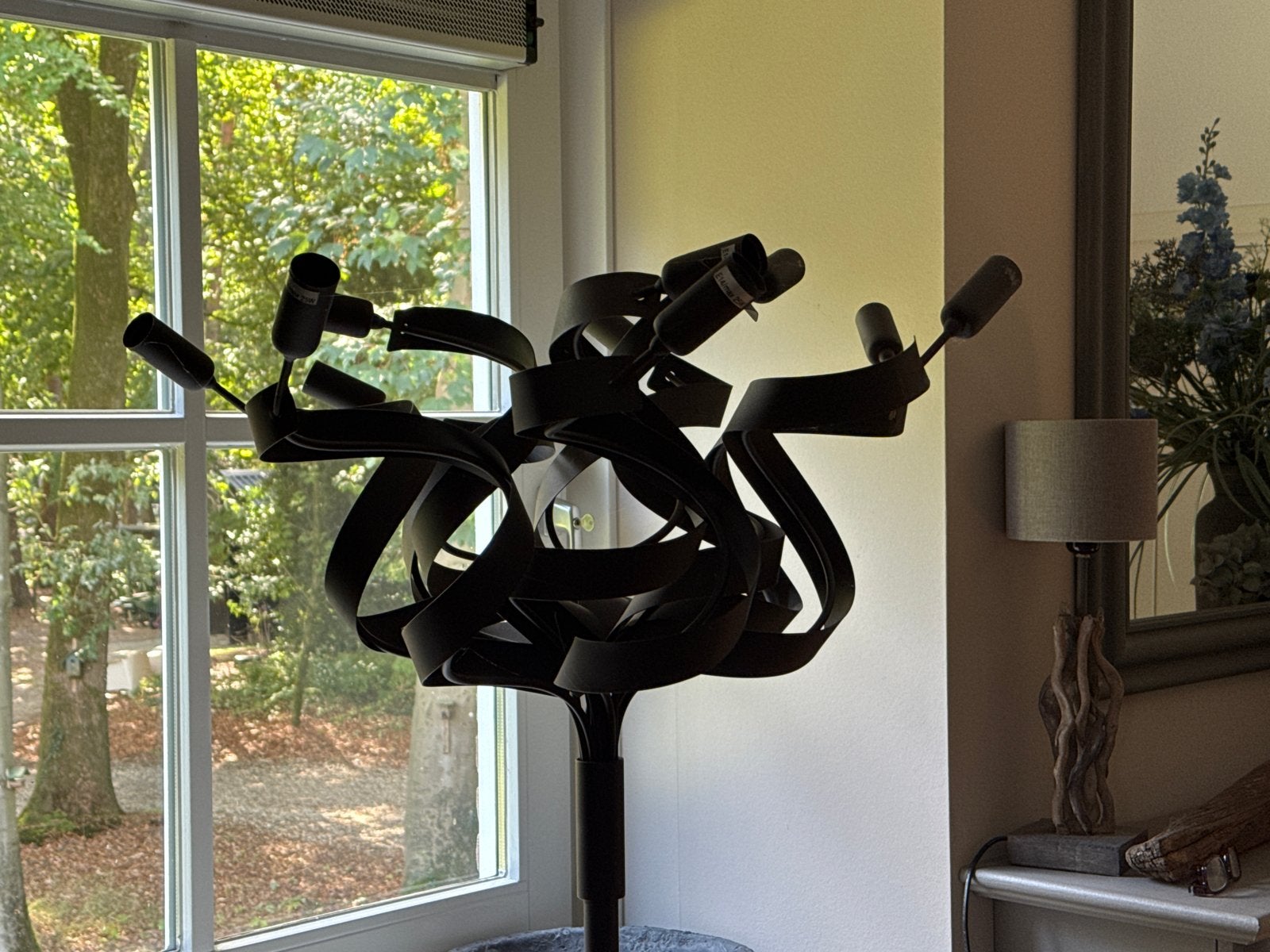Moderne design vloerlamp met unieke spiraalvormige kap, Huis en Inrichting, Ophalen, Gebruikt, Landelijk rustiek, E14 (klein)