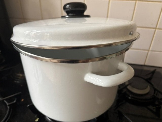 Grote geëmailleerde pan, wit, 8 liter, zgan, € 17,50, Huis en Inrichting, Keuken | Potten en Pannen, Ophalen, Zo goed als nieuw