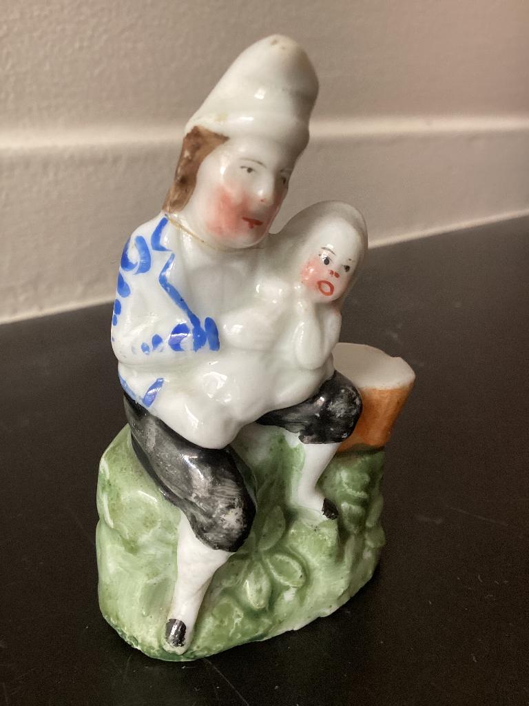 Antiek Aardewerk Beeldje Man Figuur met Kind Baby, Ophalen, Minder dan 20 cm, Beschilderd, Steen of Keramiek