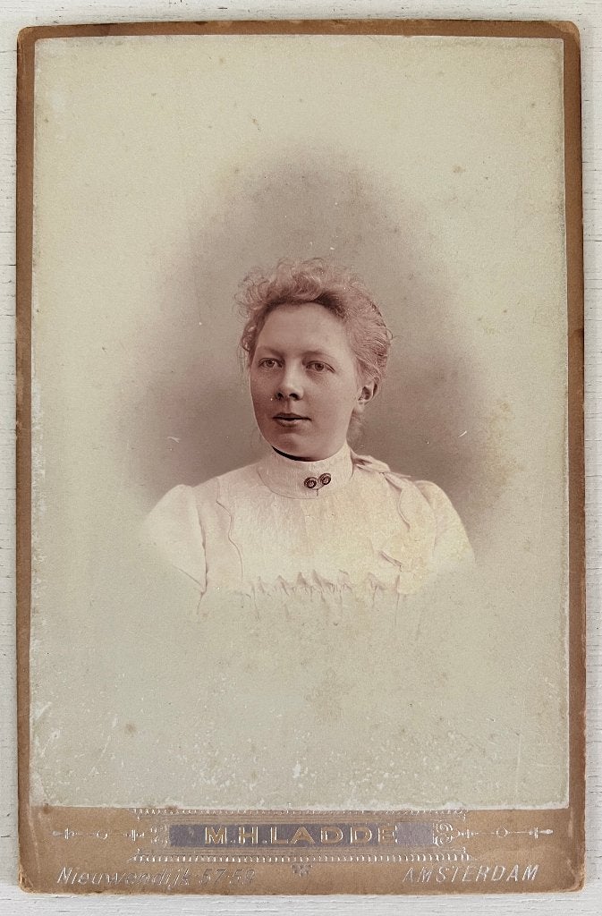 kabinetkaart Dame door fotograaf M.H. Laddé (1899), Gebruikt, Foto, Ophalen of Verzenden, Voor 1940