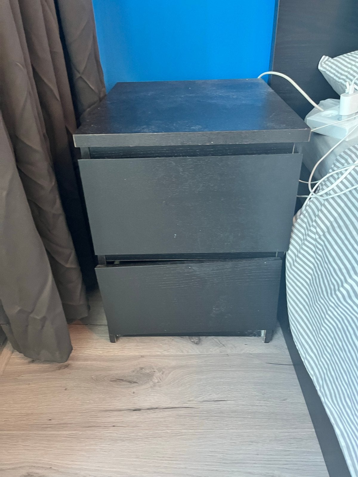 Zwart nachtkastje met twee lades ikea, Ophalen, Gebruikt, Minder dan 45 cm, 55 tot 70 cm