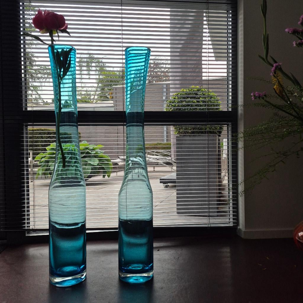 Twee hoge blauwe glazen vazen, Ophalen, Blauw, 75 cm of meer, Glas