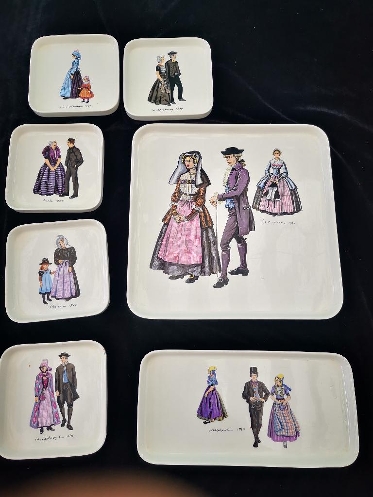 Villeroy Boch gebakset Dienbladen klederdracht Gebaksschaal, Huis en Inrichting, Ophalen of Verzenden, Zo goed als nieuw, Porselein