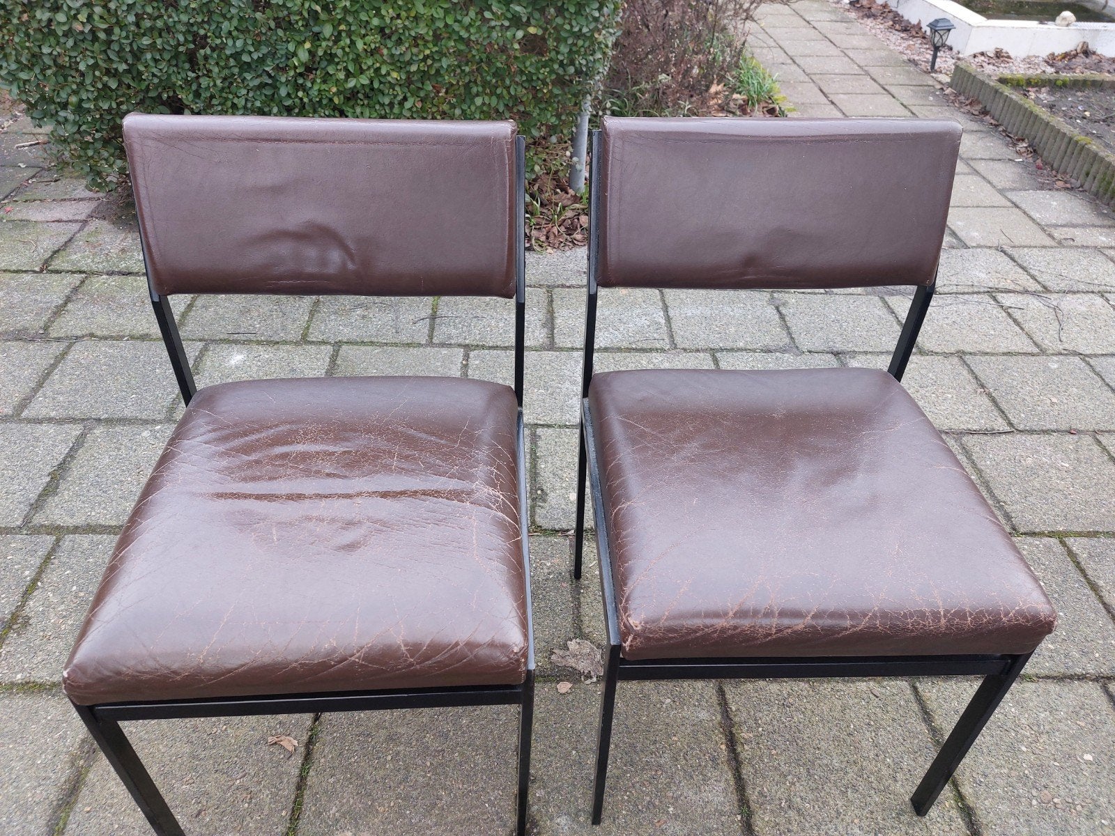 Set van 2 vintage bruine stoelen met metalen frame, Huis en Inrichting, Stoelen, Ophalen, Gebruikt, Twee, Bruin