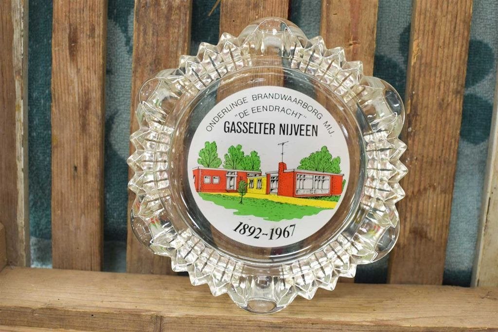 Glazen asbak met prent van Gasselternijveen 44402, Verzamelen, Ophalen of Verzenden, Gebruikt, Sigarenbandjes