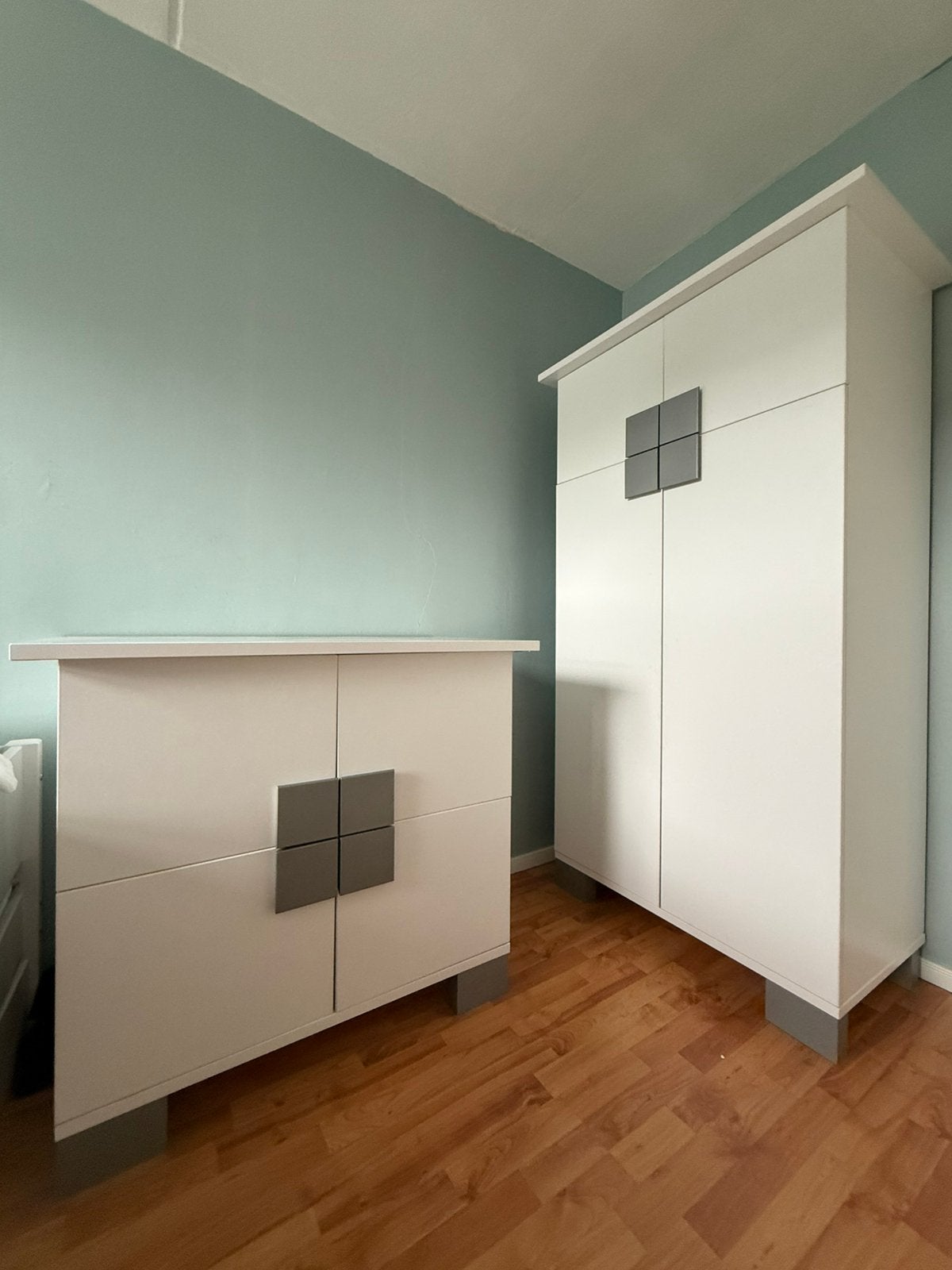 Witte kledingkast en bijpassende commode, Ophalen, Gebruikt, Jongetje of Meisje