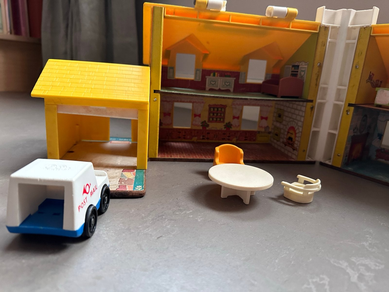 Vintage Fisher-Price Poppenhuis met Garage en Meubels, Ophalen of Verzenden, Gebruikt, Poppenhuis