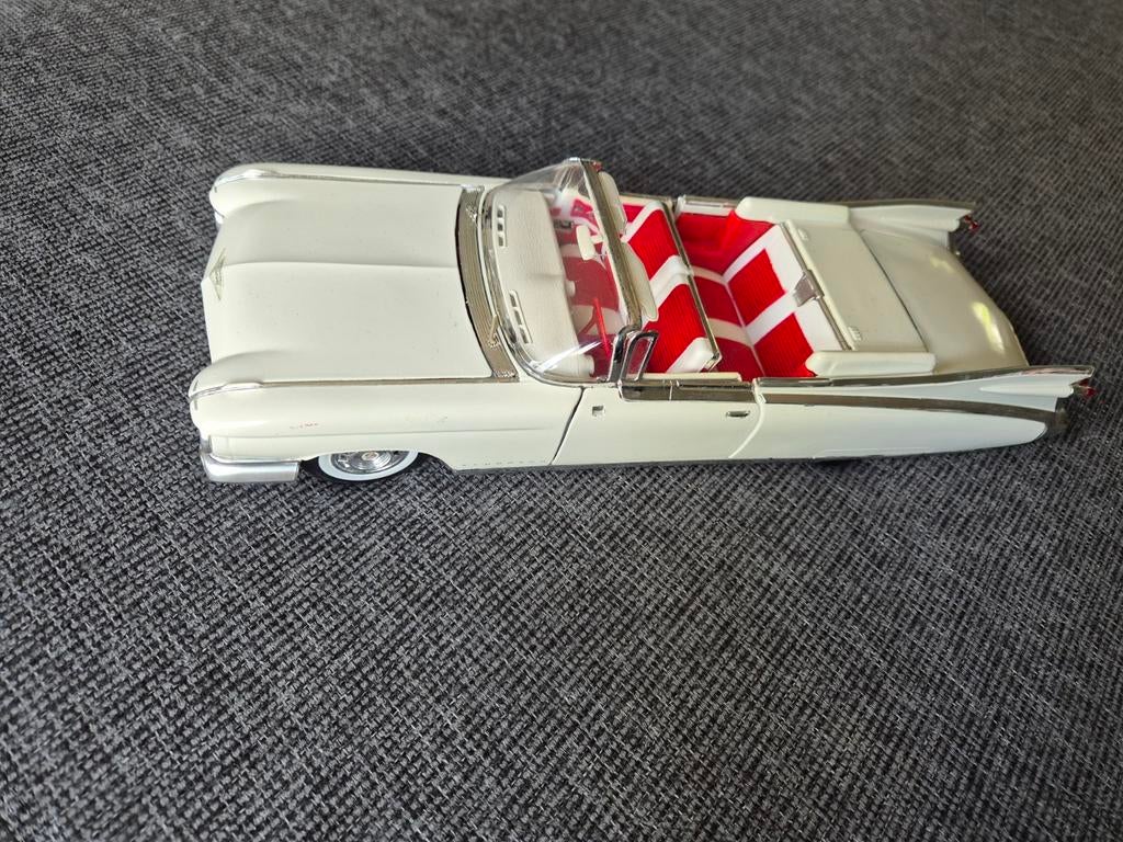 Gedetailleerde modelauto: Klassieke Cadillac cabriolet, Hobby en Vrije tijd, Modelbouw | Auto's en Voertuigen, Overige merken