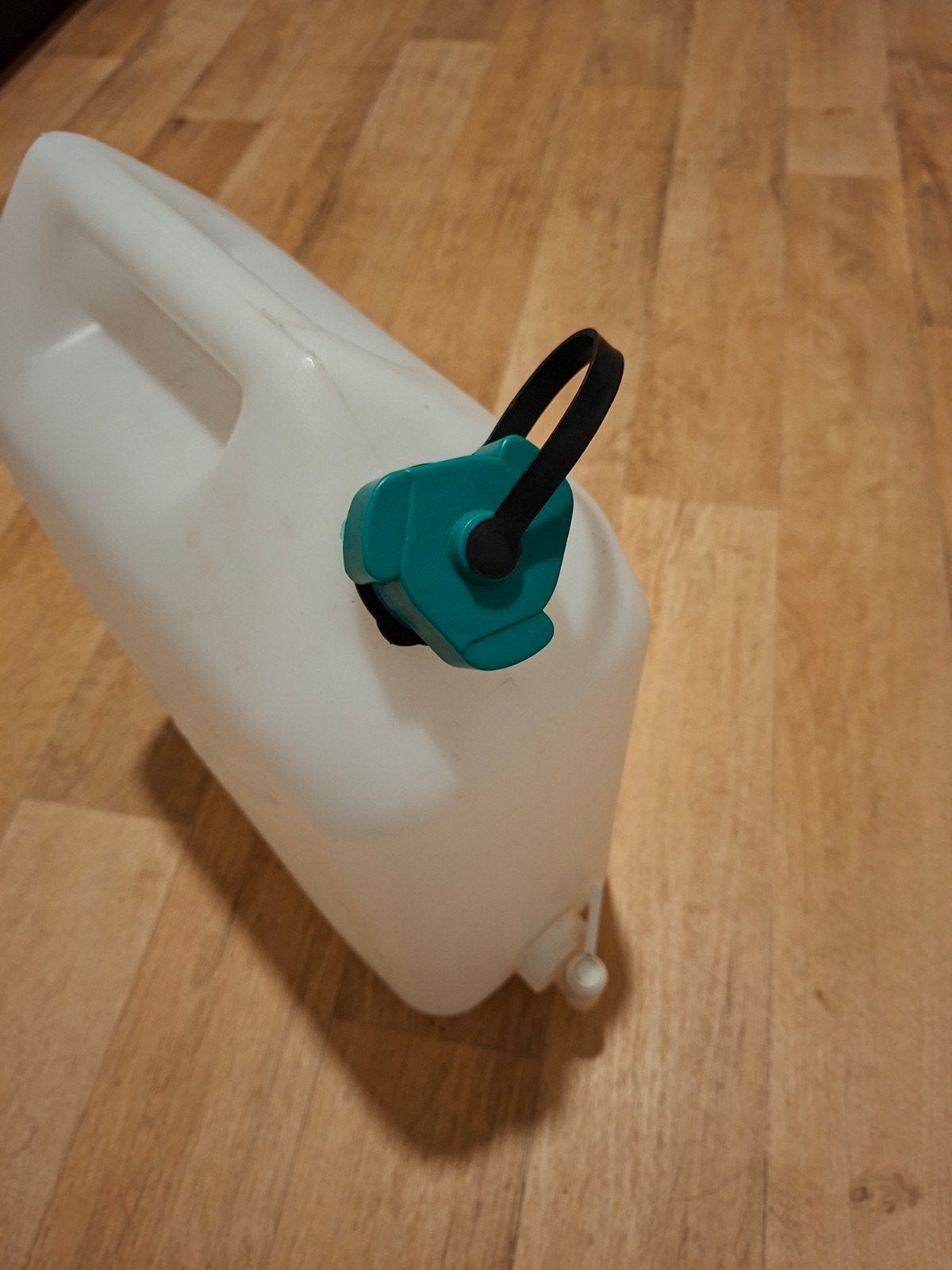 Witte jerrycan met kraantje, Ophalen