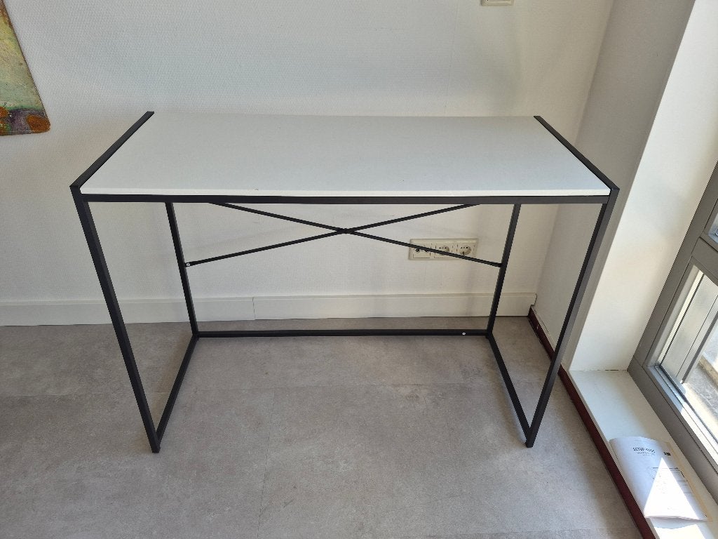 Compact bureau / schrijftafel – wit met zwart metalen frame, Huis en Inrichting, Bureaus, Ophalen, Demontabel, Gebruikt, Overige materialen