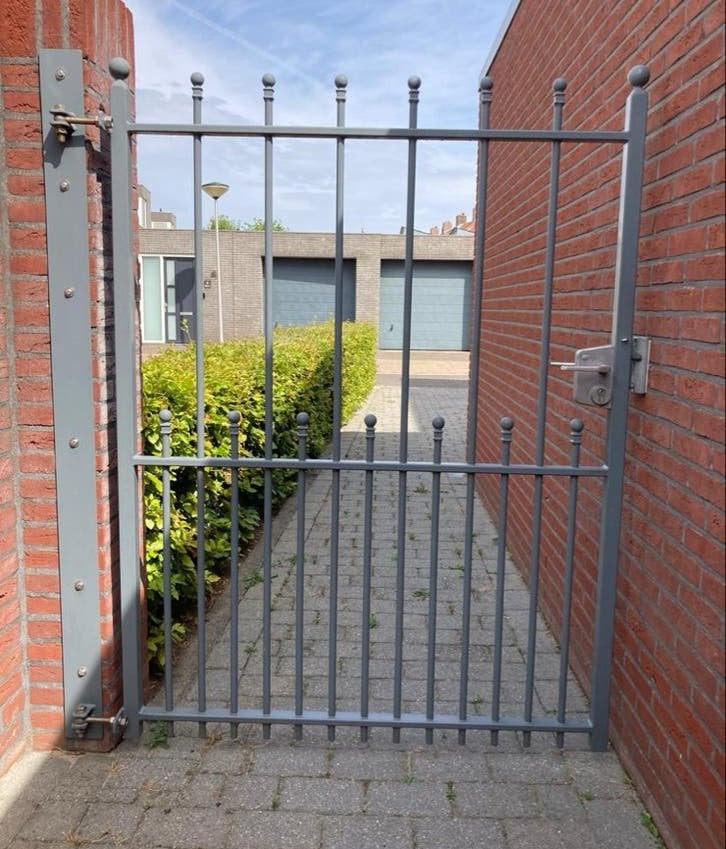 Degelijke stalen tuinpoort met cilinderslot (136x169cm), Tuin en Terras, Tuinpoorten, Ophalen, Gebruikt, Looppoort, 150 tot 200 cm