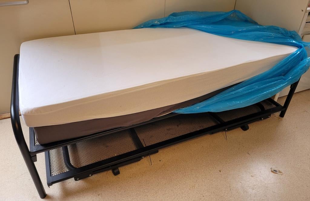 Eenpersoonsbed met onderschuifbed en matrassen, Ophalen, 90 cm, Eenpersoons, Zo goed als nieuw