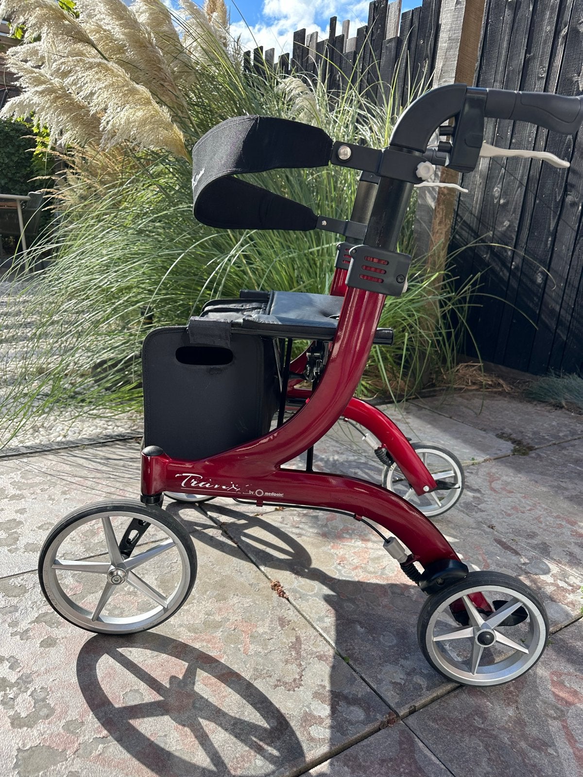Rollator Travixx Deluxe S bordeauxrood, zitje en rugleuning, Ophalen, Zo goed als nieuw