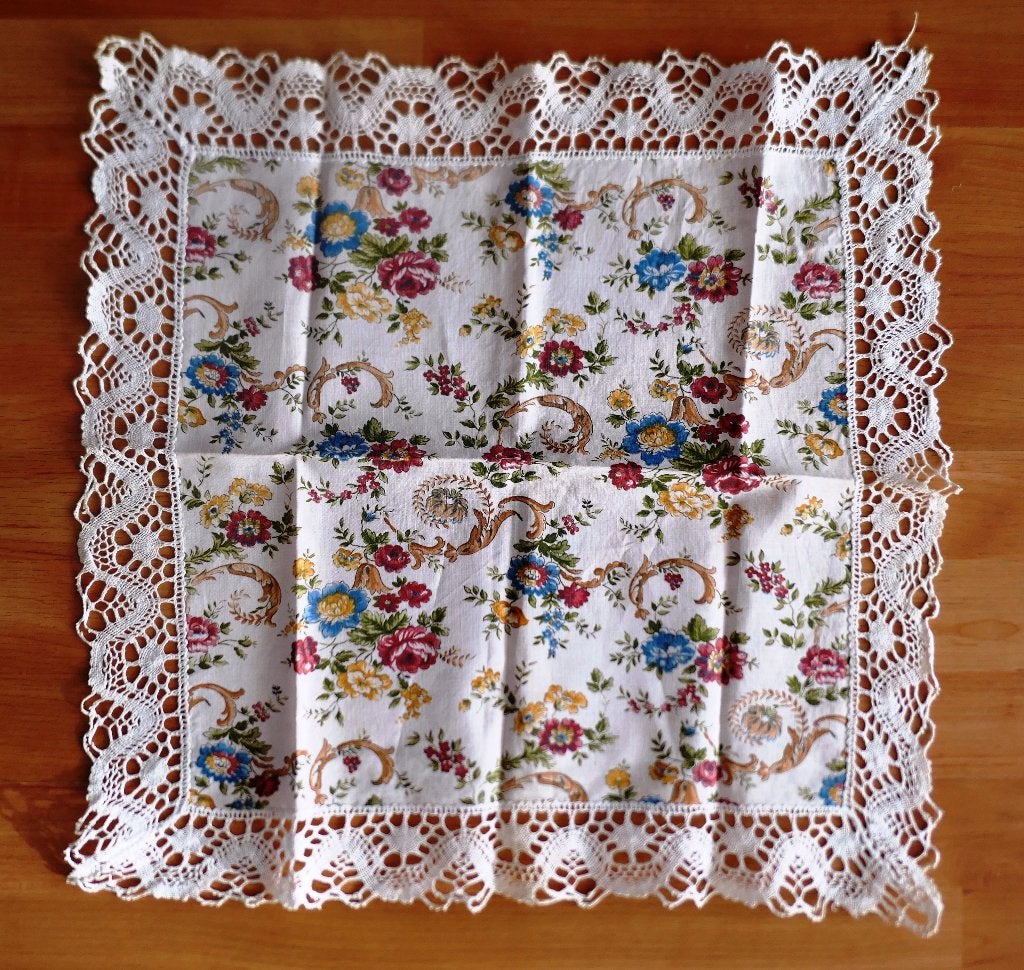 Vintage Klein Tafelkleedje Bloemenprint & Sierrand, Tafelkleed, Ophalen of Verzenden, Gebruikt, Vierkant