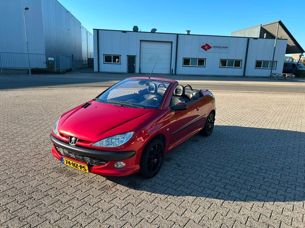 Peugeot 206 2.0 16V CC 2002 Rood 174888 km, Auto's, Peugeot, 136 pk, Zwart, 4 cilinders, Cabriolet