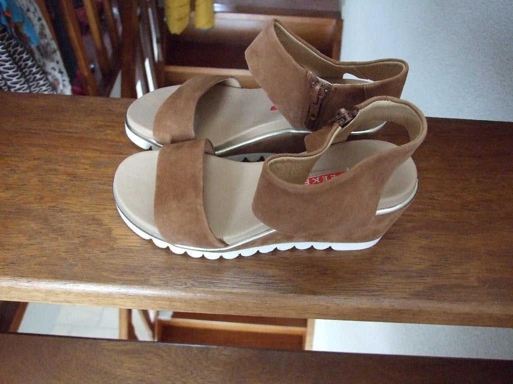 Weekend cognackleurige suede sandaaltjes op sleehak maat 36, Bruin, Zo goed als nieuw, Weekend, Sandalen of Muiltjes