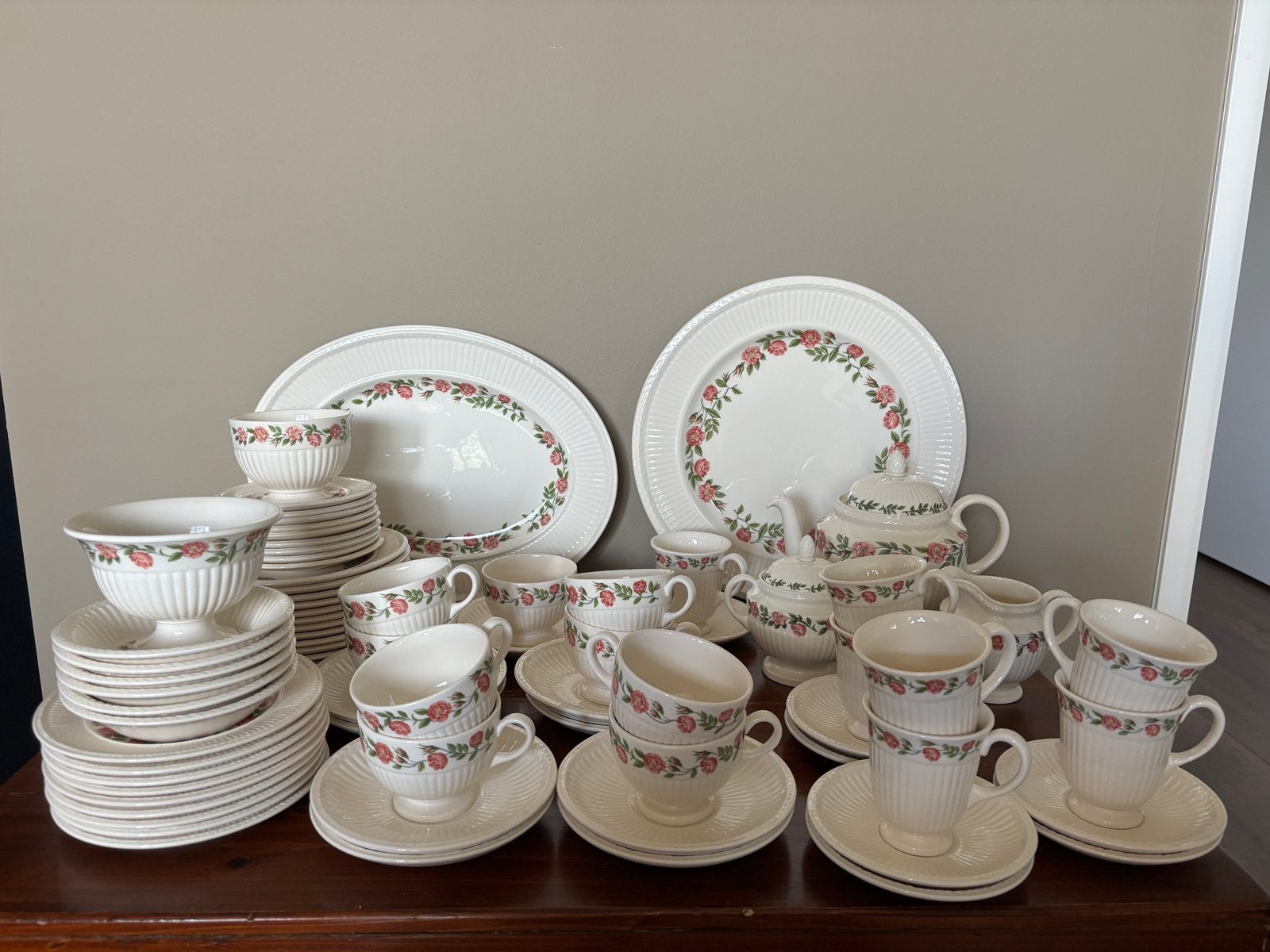 Wedgwood Rosalind thee / koffie / borden 55 delen, Huis en Inrichting, Keuken | Servies, Ophalen, Zo goed als nieuw, Bord(en)