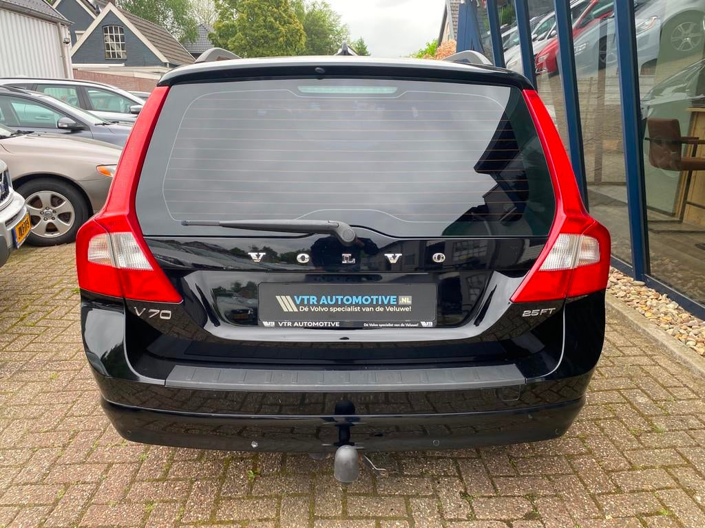 Volvo V70 2.5FT Momentum Automaat H.LEER / XENON / TREKHAAK, Gebruikt, Zwart, Traction-control, Leder en Stof