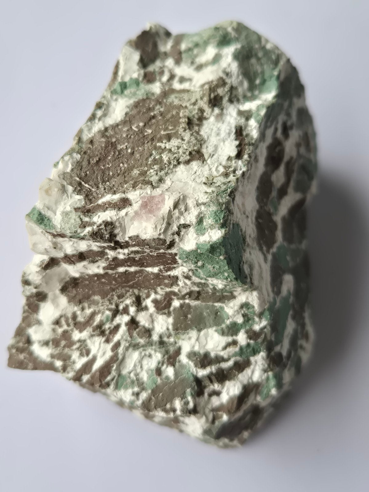Mooi handstukje melafier uit de groeve Juchem, Ophalen of Verzenden
