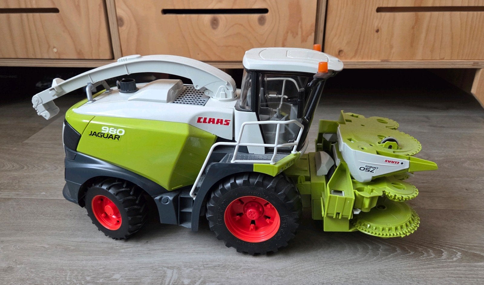 Bruder Claas Jaguar 980 hakselaar met opzetstuk, Ophalen