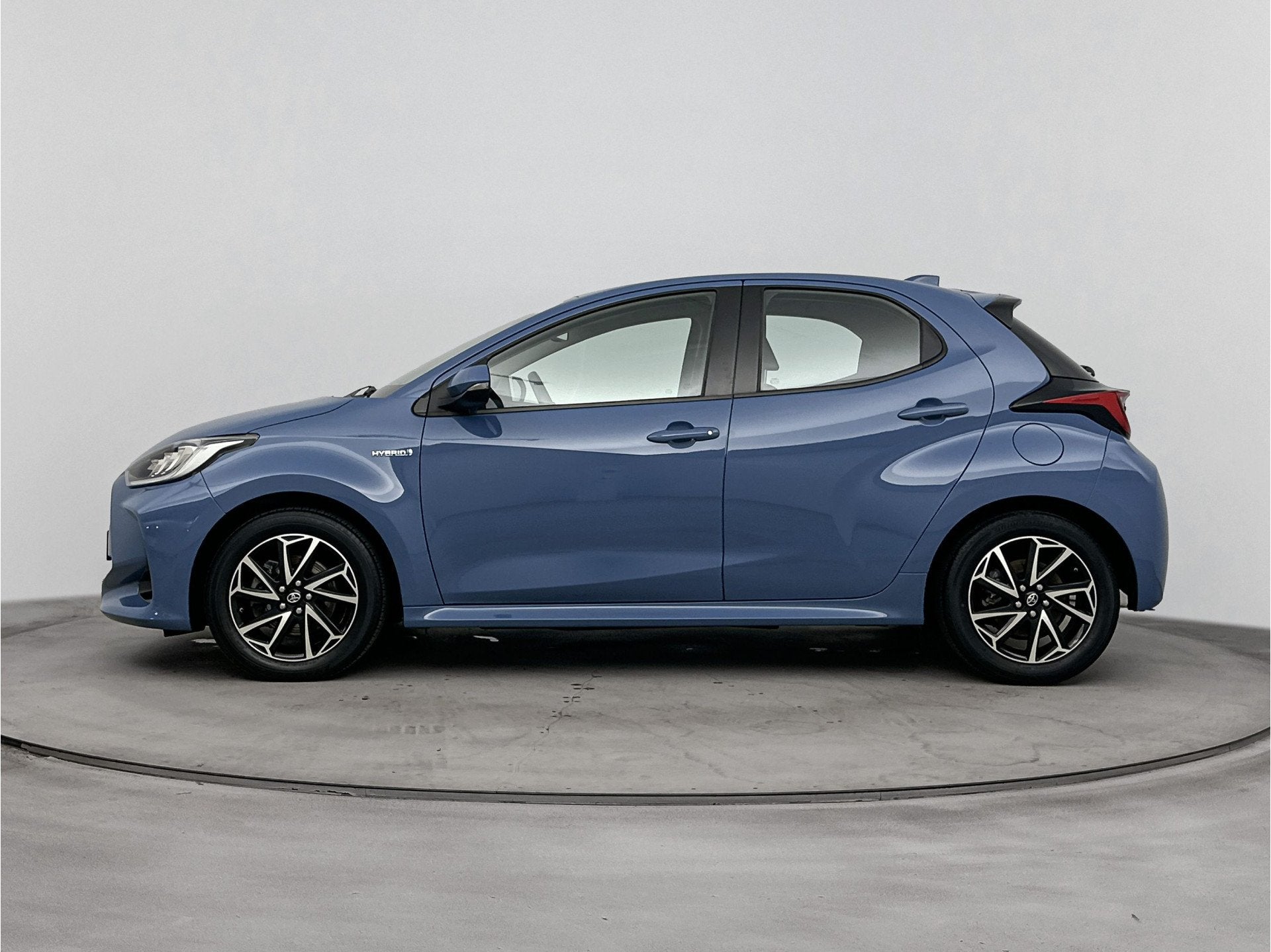 Toyota Yaris 1.5 Hybrid 115 Dynamic Navi | Stoelverwarming |, Auto's, 12 maanden, Gebruikt, Blauw, 1490 cc
