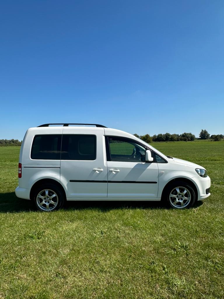 Volkswagen Caddy Life 5 pers. 1.2 TSI 2014 Wit mini camper, Auto's, Bestelauto's, Voorwielaandrijving, 4 cilinders, Volkswagen