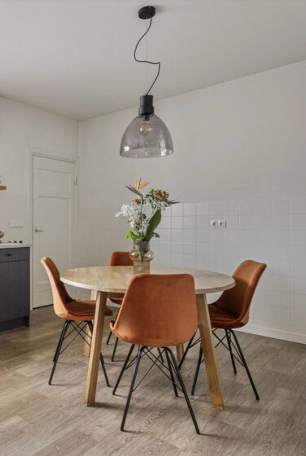 Moderne hanglamp met rookglas kap, Ophalen of Verzenden, Zo goed als nieuw, Glas, E27 (groot)