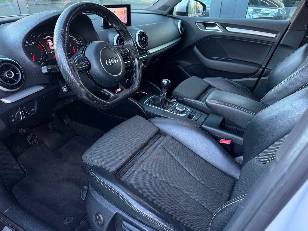 Audi A3 Limousine 1.4 TFSI CoD Ambition 2X S-line, LED verlichting, Gebruikt, Zwart, 4 cilinders