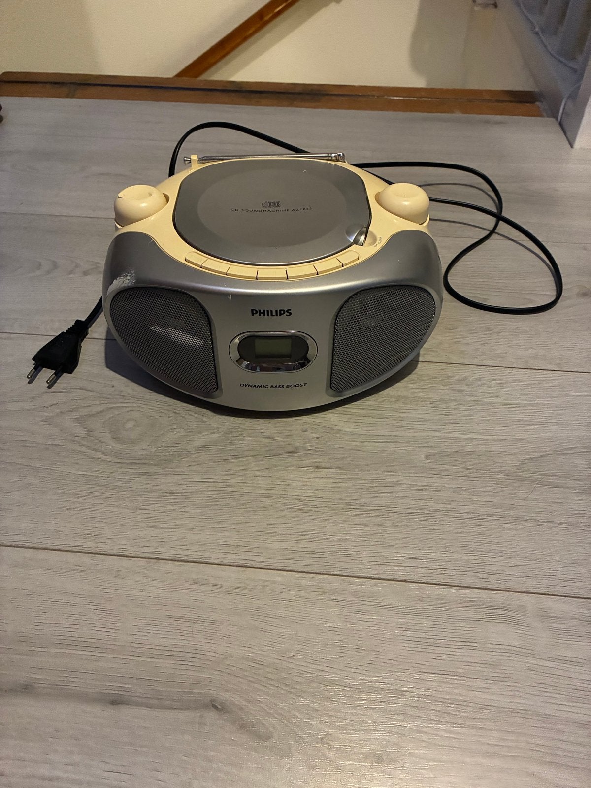 Philips Radio CD speler - defect en verkleurd, Ophalen of Verzenden, Gebruikt, Radio, Met cd-speler