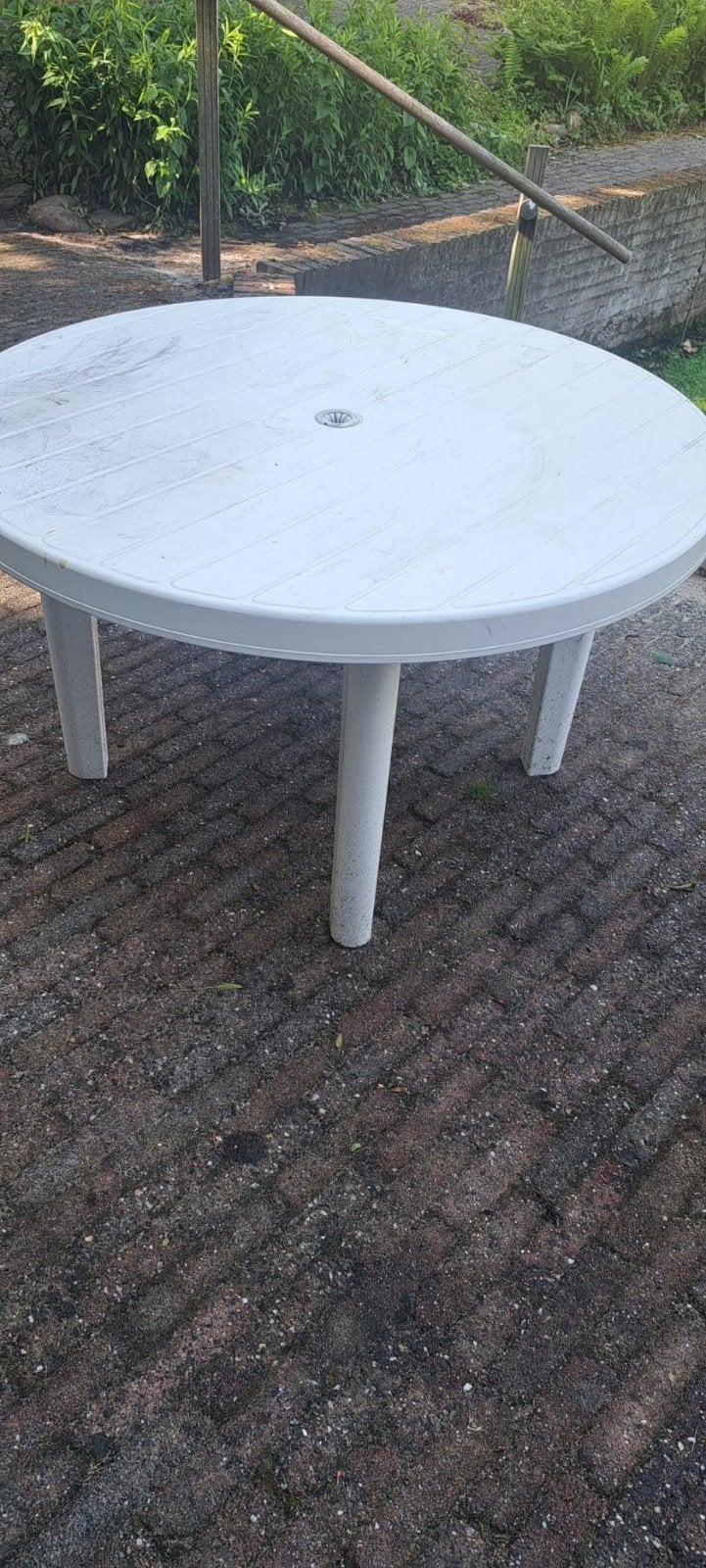 Gratis!! Vier stoelen en een lage tafel, Tuin en Terras, Ophalen of Verzenden, Gebruikt, Rond