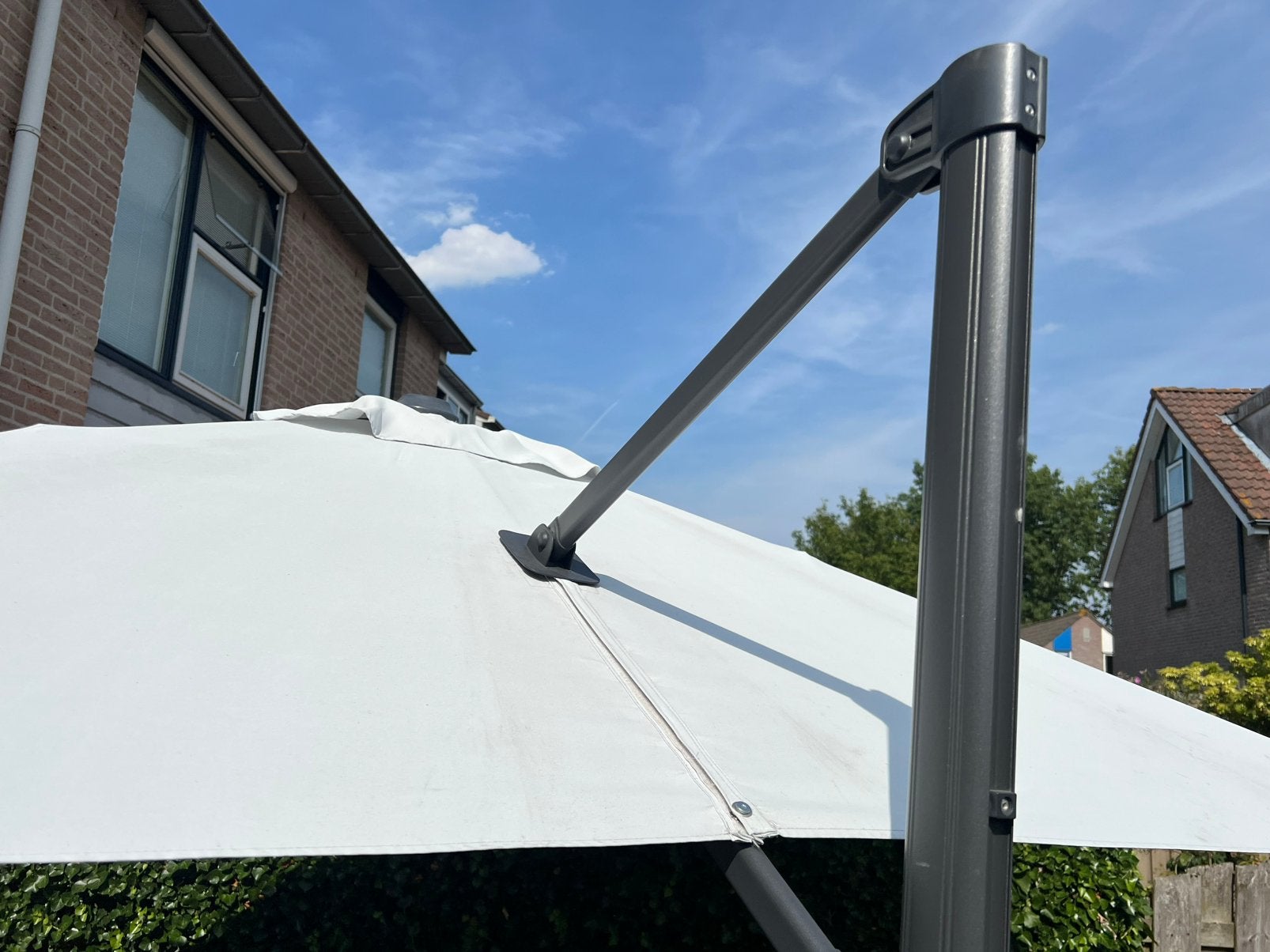 Tuin parasol Platinum Falcon T1, Ophalen, 2 tot 3 meter, Verstelbaar, Zweefparasol
