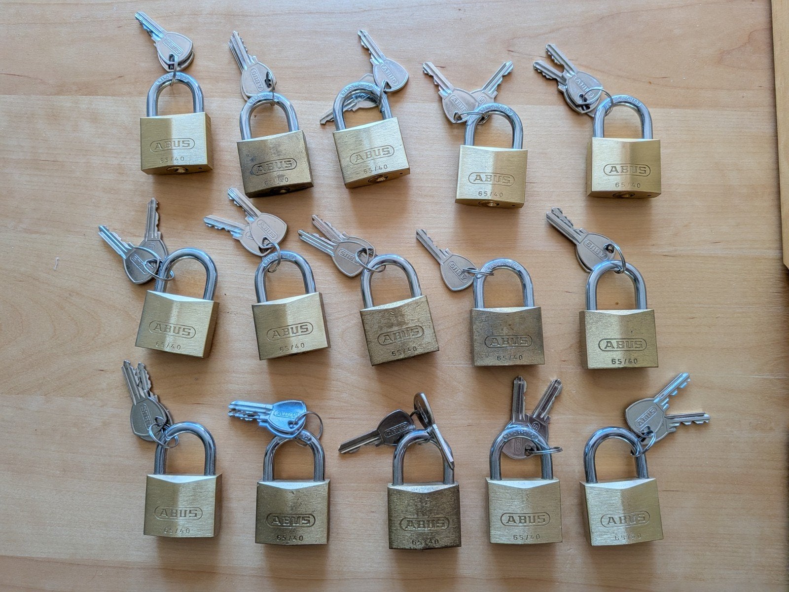 Abus 65/40 hangsloten per stuk, Ophalen of Verzenden, Nieuw, Koper of Messing, Slot