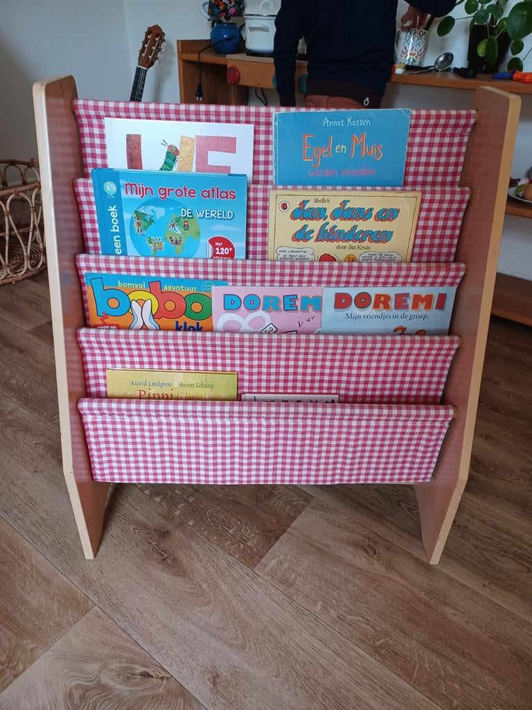 Leuk kinderboekenrekje met rood-wit geruite stof, Huis en Inrichting, Ophalen, Met plank(en), Gebruikt, Overige materialen