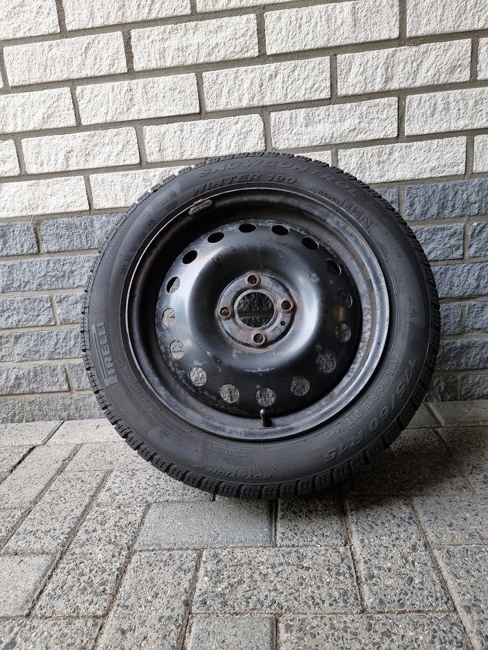 4 Pirelli Snowcontrol Winterbanden op stalen velg 175/60 R15, Ophalen, Gebruikt