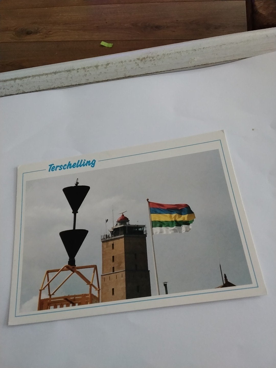 ansichtkaart Terschelling vuurtoren en vlag, Ophalen of Verzenden, 1980 tot heden, Gelopen, Waddeneilanden