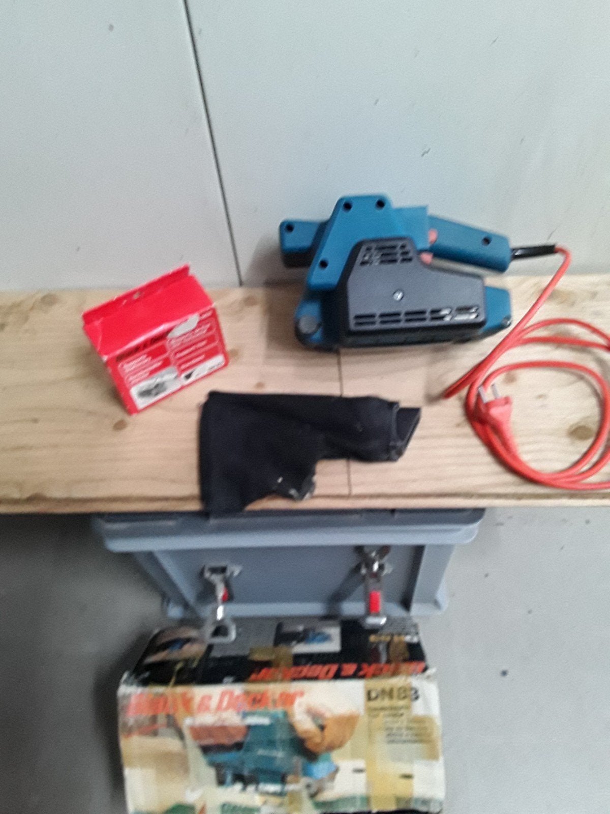 Bandschuurmachine Black en Decker DN 83 Met tafelbevestging, Ophalen, Gebruikt, 600 tot 1200 watt, Bandschuurmachine